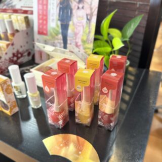 新商品入荷してます！✨

kyo･mioriの新商品【みつ飴リップグロス】が
miori salonにも入荷です！

お買い物だけでも大歓迎です。
ぜひお手に取ってご覧くださいませ！☺️
.
#kyomiori #みつ飴リップグロス