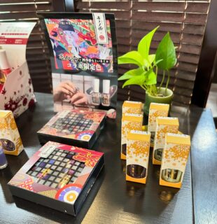 四季彩まといネイルの限定色がmiori salonにも入荷しています✨

四季彩まといネイル 秋の限定色

「長夜に耽る」
「霧眺む朝」

最後の1つになりましたモノノ怪コラボの特装箱もございます！
どうぞお近くでご覧くださいませ！☺️

#四季彩まといネイル #miorisalon #kyo·miori